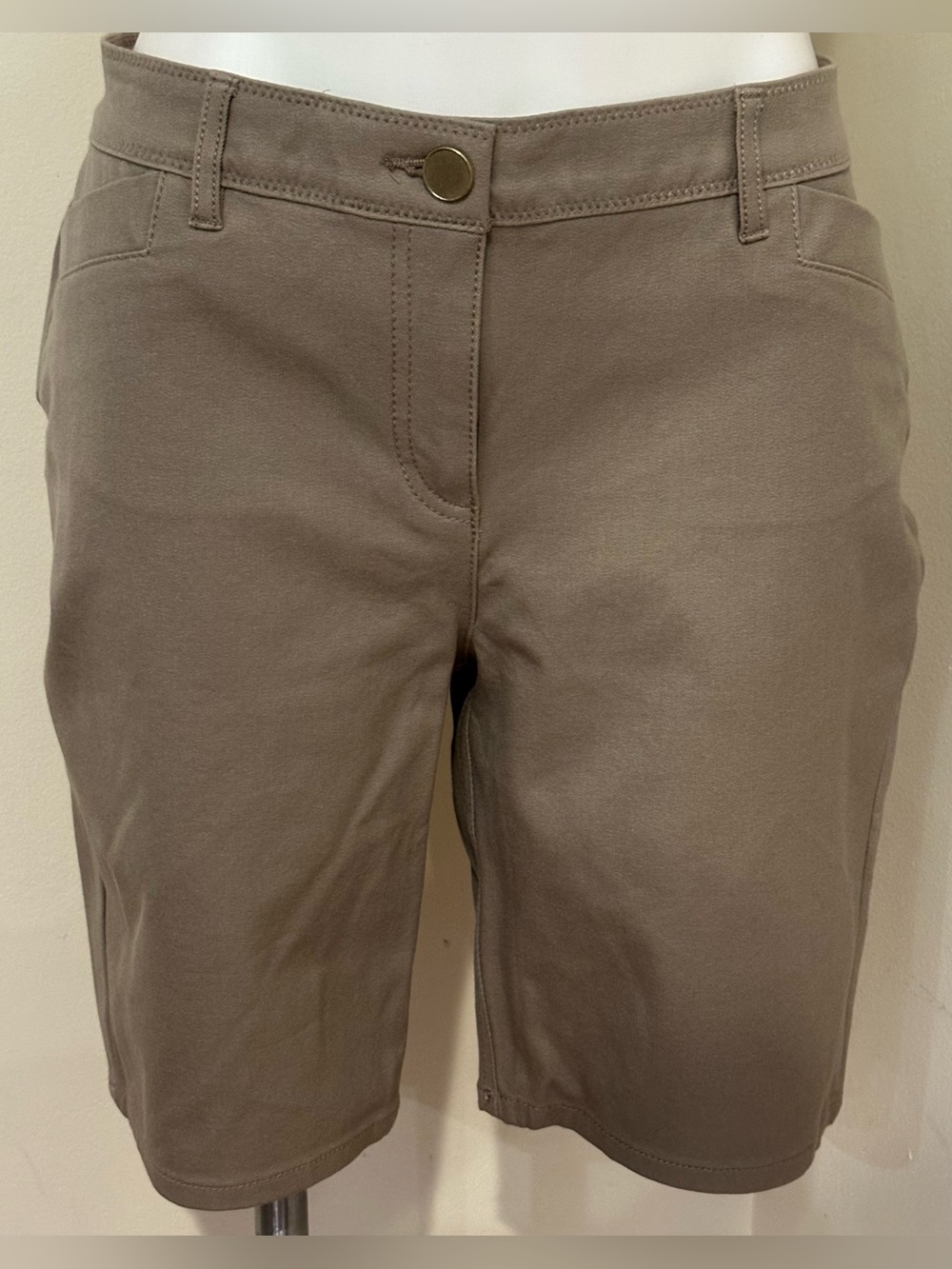 CHICOS NWT Ultimate Fit Get Away Taupe Petite Bermuda Stretch Shorts Sz P 1.5